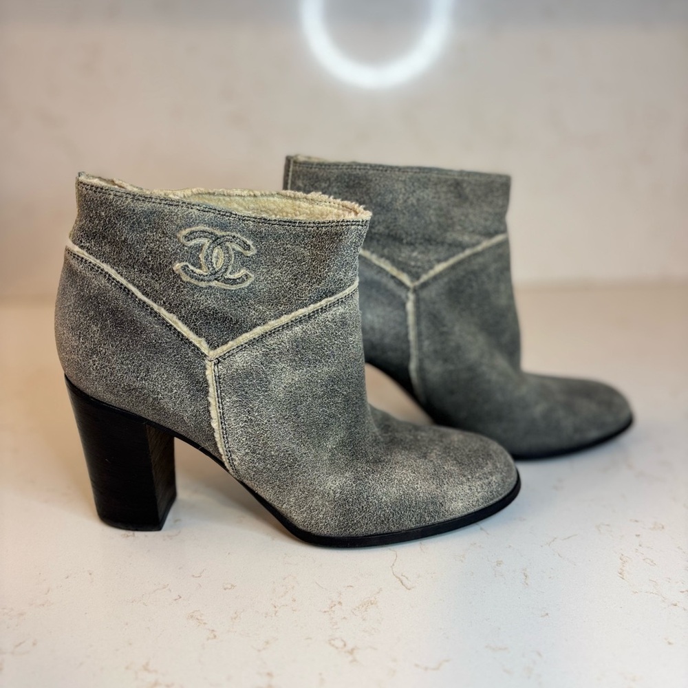 CHANEL Textured Gray Heeled Boots